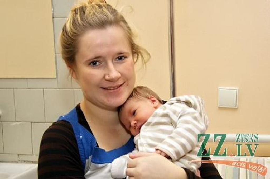 Sesavnieku Viktorijas Dobilas un Kristapa Ādamsona ģimenes pieaugums sagaidīts 13.novembrī pulksten pustrijos pēcpusdienā. Vecāku pirmdzimtā meitiņa Nikola pasaulē nāca 51 centimetru gara un 3200 gramu smaga. Svētku salūtu māmiņai šogad nācās noraudzīties pa slimnīcas logu – tas bijis iespaidīgs.
Autors: Agris Samcovs