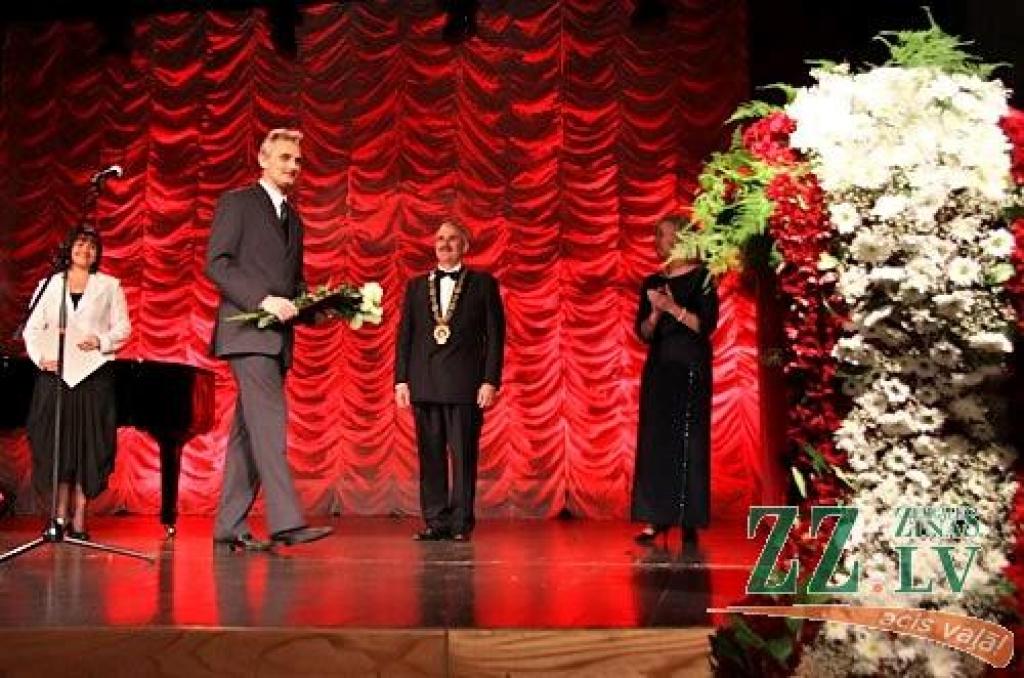 Pilsētas Goda raksts Valentīnam Girdo ir otrais apbalvojums. Zemgales reģiona pārvaldes Kriminālpolicijas biroja sevišķi smagu un sērijveida noziegumu apkarošanas nodaļas inspektors, policijas majors apbalvots ar Iekšlietu ministrijas Zelta Goda zīmi.
Autors: Agris Samcovs