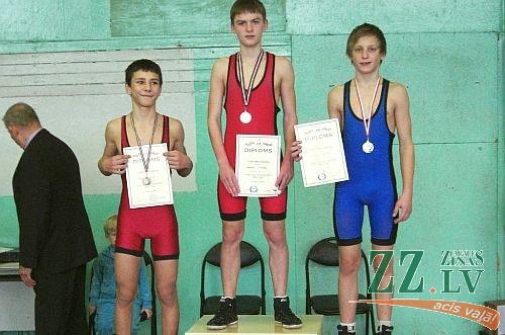 Dins Vasijevs (no kreisās), Kaspars Eihvalds un Jelisejs Zaicevs.
Autors: no kluba «Milons» arhīva