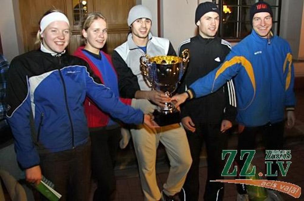 «Lāpu» skrējiena uzvarētāji Meža fakultātes studenti Katrīna Jaunslaviete, Andrejs Romaņovs, Mārtiņš Ralle, Roberts Rozenbahs.
Autors: Agris Samcovs