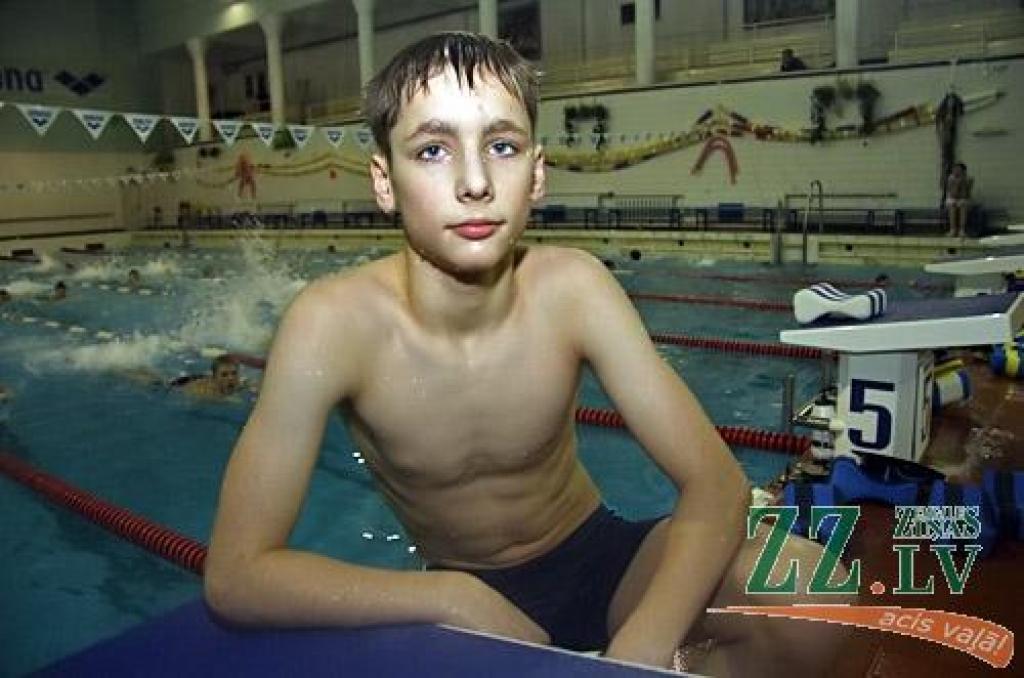 Jelgavas 5.vidusskolas audzēknis Jevgēnijs Boicovs Latvijas jaunatnes meistarsacīkstēs sestdien Jūrmalā izcīnījis pirmo vietu 100 metru kompleksajā peldējumā un trešo 100 metros brīvajā stilā.
Autors: Agris Samcovs