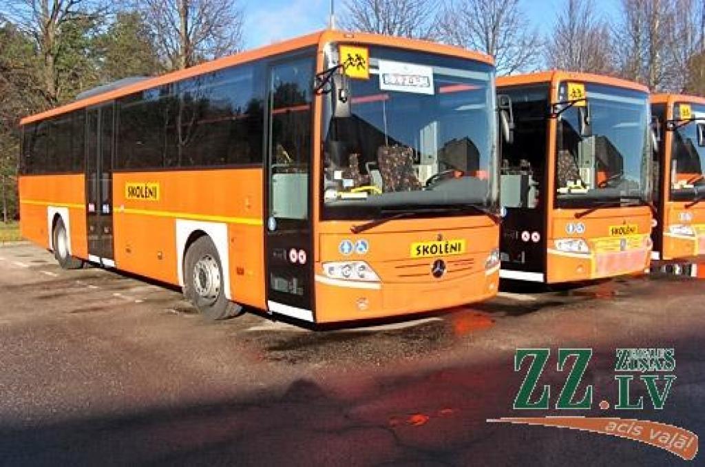 Līdz piegādāšanai pašvaldībām autobusi atradās pasažieru pārvadājumu uzņēmumā «Nordeka», kura nodrošina to aprīkošanu ar informējošajām uzlīmēm.
Autors: AS «Nordeka»