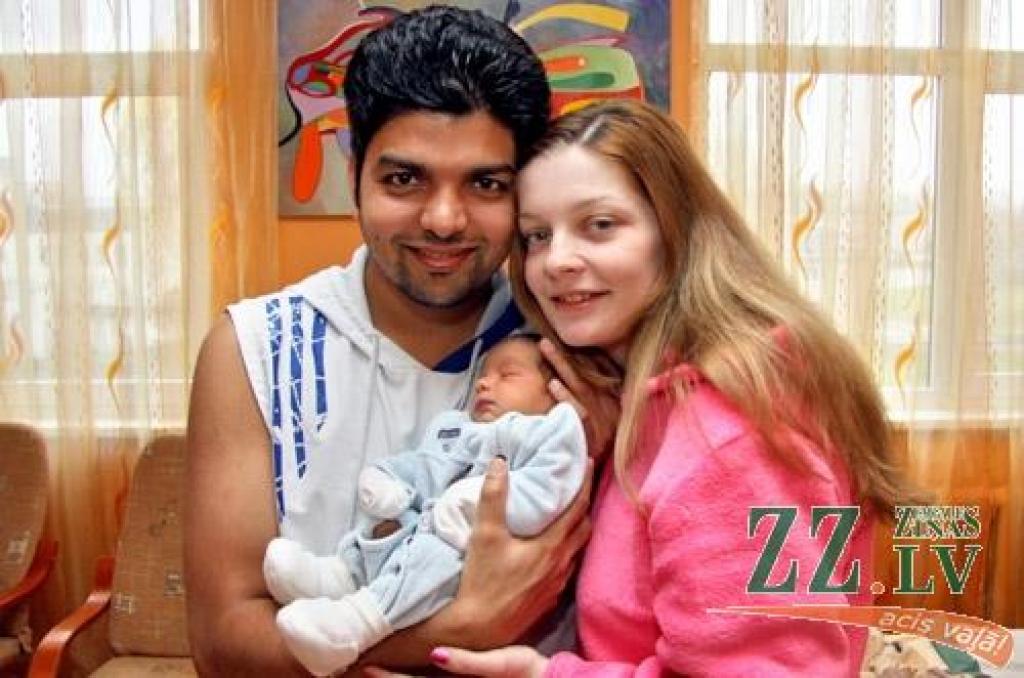 Par mīļa puisēna vecākiem 8.novembrī kļuva jelgavniece Olga  Aļeksejeva un viņas draugs no Nepālas Madans Krišna Adhikari. Mazulis pasaulē nāca pulksten 17.45 apaļus trīs kilogramus smags un 51 centimetru garš. Zēnam dots nepāliešu vārds Rošans. Kad Kristīne pēc pusgada augstskolā iegūs maģistrantes grādu, kopā ar mazuli pārcelsies pie viņa tēta uz Norvēģiju. Madans ar lepnumu stāsta, ka dēla vārds tulkojumā nozīmējot ģimenes gaismas nesējs.
Autors: Agris Samcovs