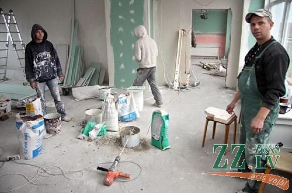 Balti nosmērējušies meistari rosās Ānes bērnudārza «Saulīte» telpās.
Autors: Agris Samcovs