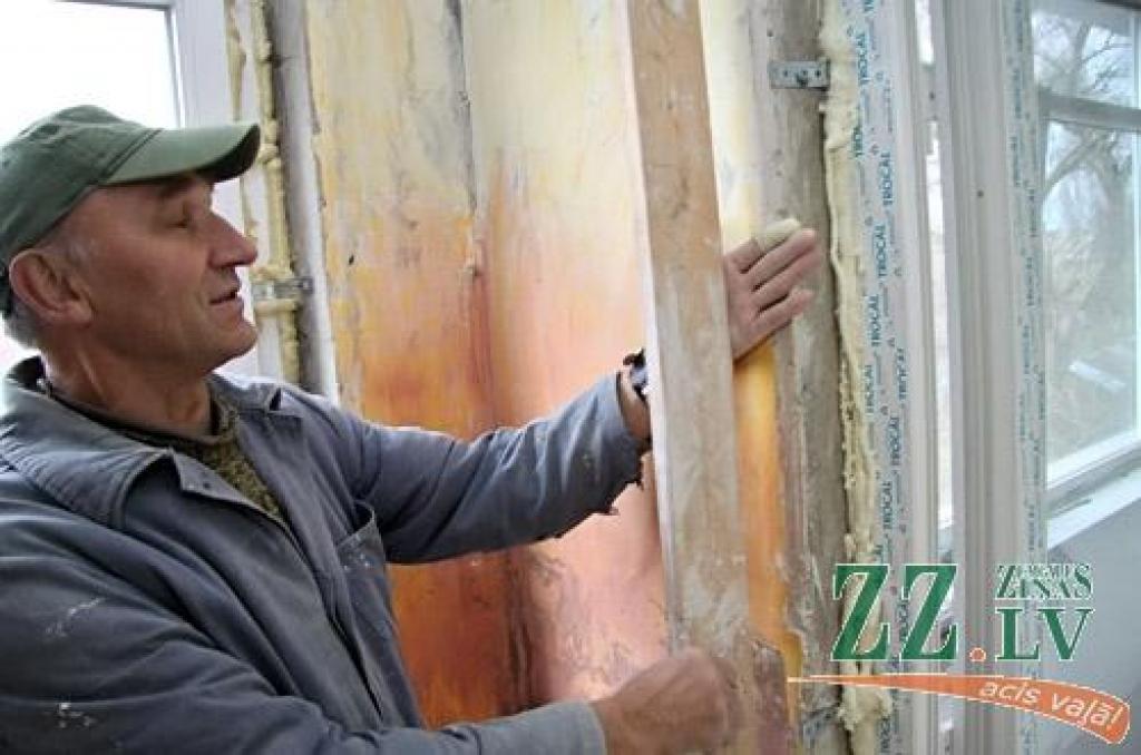 Celtnieks Eduards Viļčaks rāda, kur būs nepieciešami papildu materiāli
Autors: Agris Samcovs