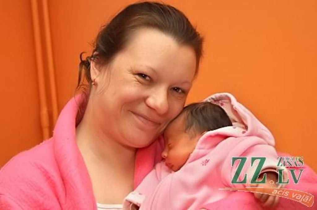 Nadežda un Aigars Kravali 1. novembrī pulksten pusvienos dienā sagaidīja pasaulē nākam savu Alisi. Meitenīte piedzima 48 centimetrus gara un 2780 gramu smaga. Alisei ir desmit gadu vecāks brālis Aivis. Ģimene dzīvo Iecavā.
Autors: Agris Samcovs