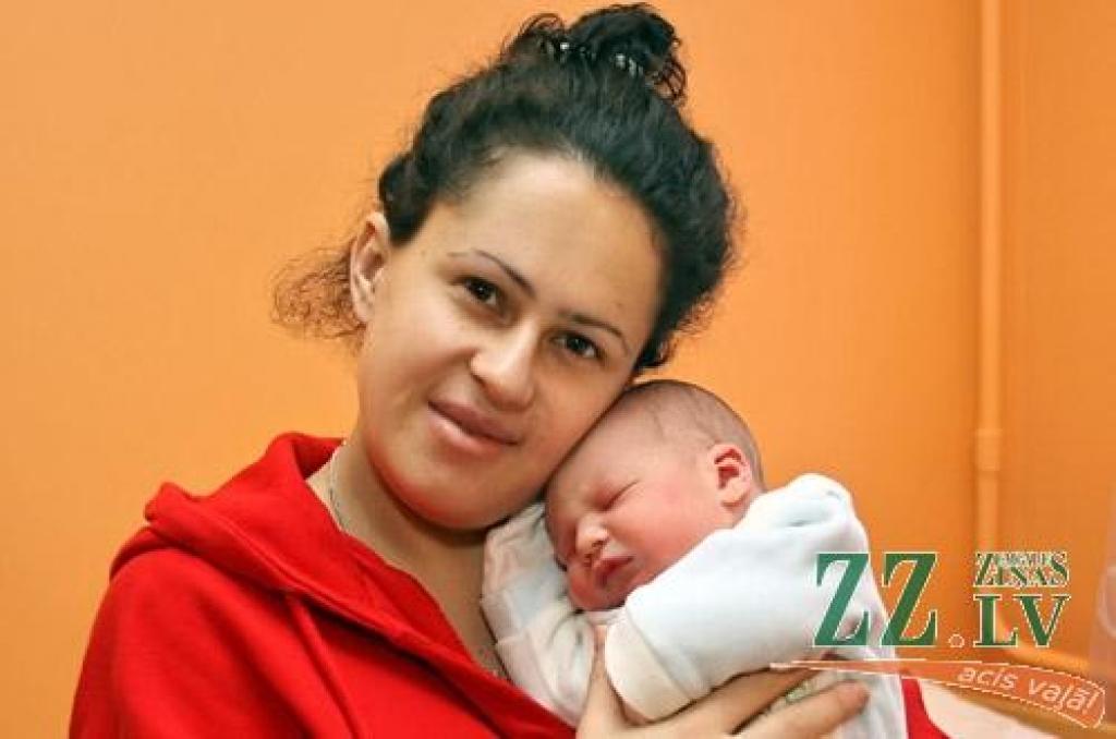 Jelgavnieku Jeļenas un Andreja Bobikinu dēliņš par savu dzimšanas dienu izraudzījās 28.decembri, kad  pulksten pusdivos dienā nāca pasaulē 3800 gramu smags un 54 centimetrus garš. Zēnam dots vārds Alans. Ģimenē aug vēl viens mantinieks – pirms astoņiem gadiem dzimušais Ņikita.
Autors: Agris Samcovs