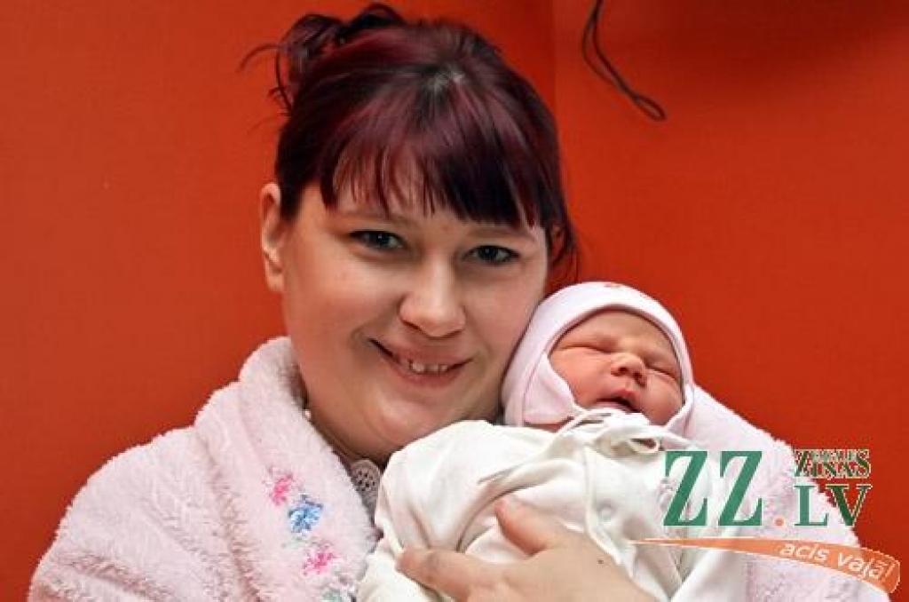 Antoņinas Rukmanes un Aleksandra Vitruna ģimenes pieaugums sagaidīts 21.decembrī. Pirmssvētku brīnums ir jauka meitiņa, kura piedzima 53 centimetrus gara un 3900 gramu smaga. Mazulīti sauks Zlata, bet mājās viņu ar nepacietību gaida deviņus gadus vecāks brālis Ņikita. Ģimene mājo Jaunsvirlaukas pagastā.
Autors: Agris Samcovs