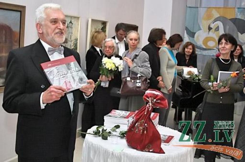 Jelgavas Mākslinieku biedrības valdes priekšsēdētājs Māris Brancis prezentē grāmatu «Jelgavai azotē. Jelgavas mākslinieki 40 gados».
Autors: Agris Samcovs