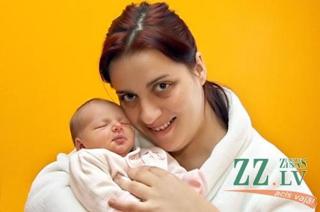 Baušķenieku Lauras un Guntara Kanašču pirmdzimtais lolojums pasaulē ieradās 12.decembrī pulksten 21.10. Meitenīte piedzima 3200 gramu smaga un 52 centimetrus gara. Vārdu viņai izvēlējies tētis, un tas būs Amēlija. Māmiņa par Jelgavas slimnīcu un nodaļas personālu ir sajūsmā: «Es ilgi domāju, braukt uz Rīgu vai Jelgavu, un esmu priecīga, ka izvēlējos Jelgavu. Esmu ļoti apmierināta un laimīga.»
Autors: Agris Samcovs