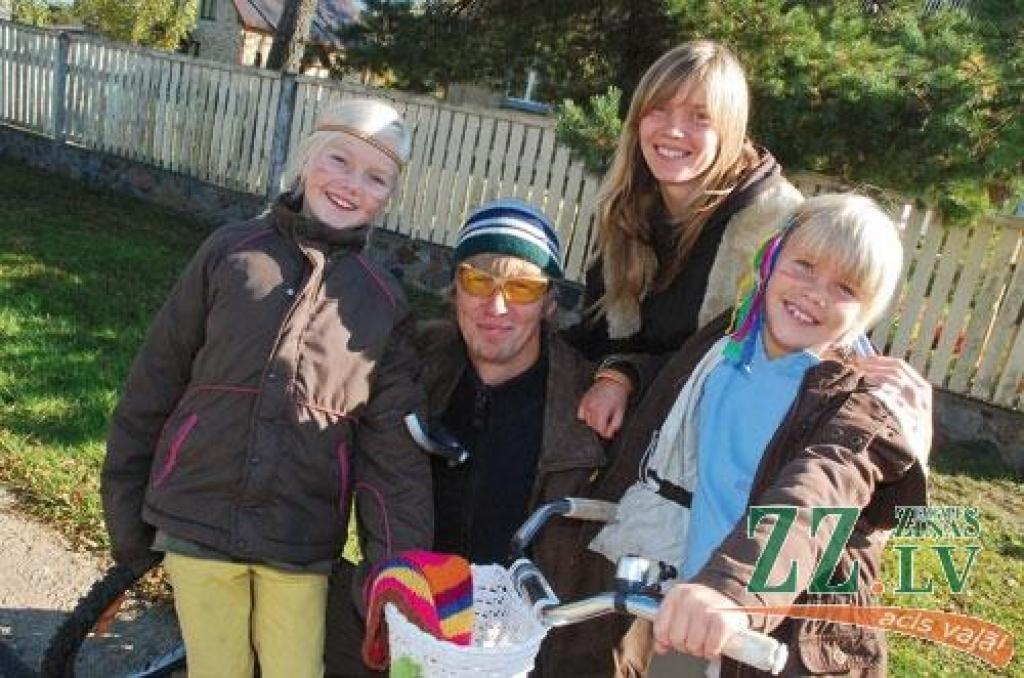 Liepiņu ģimene – Līva Emīlija (no kreisās), Ričards, Uldze un Natālija Alise pirms došanās dabas lieguma Pāvilostas «Pelēkā kāpa» sakopšanas talkā. 
Autors: No personiskā albuma