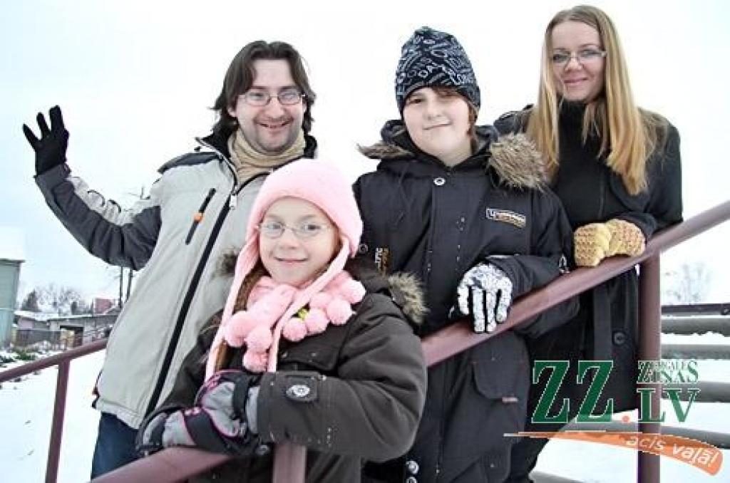 Kārlis Tkačovs ar ģimeni.
Autors: Agris Samcovs