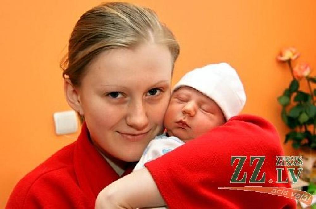 Ksenija Suhova un Jurijs Žoids 6. decembrī kļuva par maza jauka puisēna vecākiem. Viņu dēliņš piedzima īsi pēc pulksten septiņiem vakarā 3700 gramu smags un 54 centimetrus garš. Zēna vārds būs Kirils, un viņš dzīvos Ozolnieku novada Ānē.
Autors: Agris Samcovs