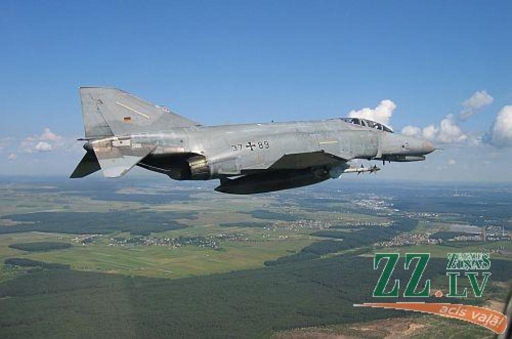 No Šauļu bāzes pacēlusies Vācijas Gaisa spēku lidmašīna «F-4 Phantom II».
Autors: no NATO arhīva / German Air Force Public Affairs Office