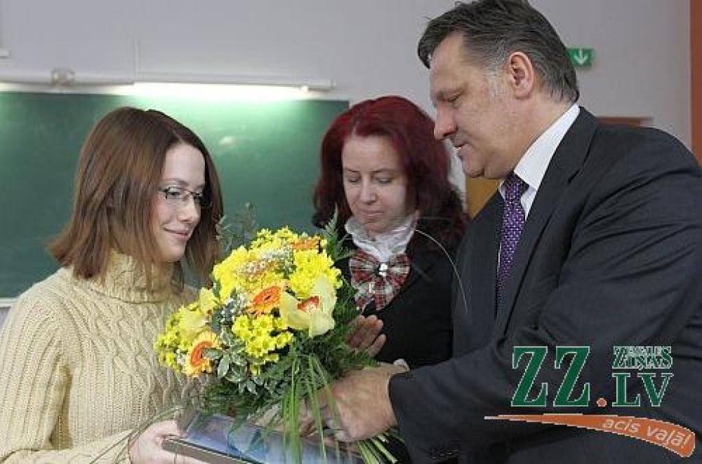 Saņemot balvu (no kreisās): Jelgavas Valsts ģimnāzijas ķīmijas skolotāja Agnese Svencicka, «Grindeks» Personāla departamenta vadītāja Dace Šaitere, «Grindeks» Aktīvo farmaceitisko vielu biznesa struktūras direktors Andris Jegorovs.
Autors: Publicitātes foto