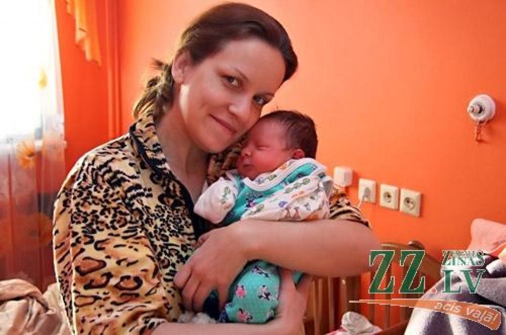 Tatjanas un Artūra Ļebedevu ģimenes pieaugums sagaidīts 30. novembrī pulksten 8.55. Brašo puisēnu sauks Ivans – viņš piedzima 51 centimetru garš un 3600 gramu smags. Ģimenē aug vēl viena atvasīte – māsiņa Jeļizaveta. Abiem bērniem vārdus izvēlējies tētis, un ģimene mājo Jelgavā.
Autors: Agris Samcovs