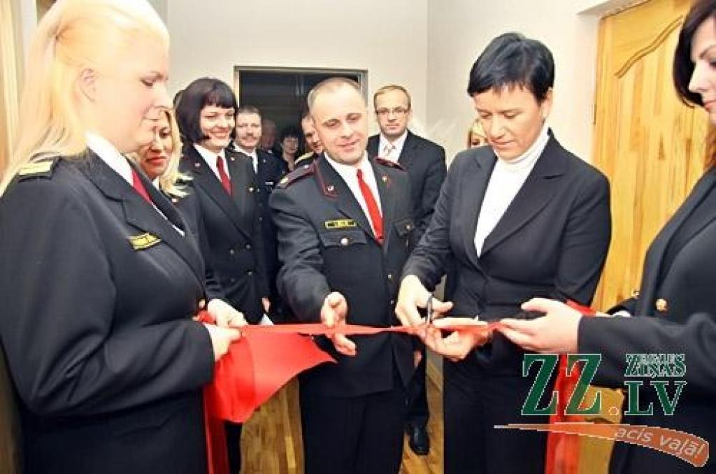 Iekšlietu ministre Linda Mūrniece svinīgi pārgriež lentīti pie jaunajām sakaru centra telpām.
Autors: Agris Samcovs