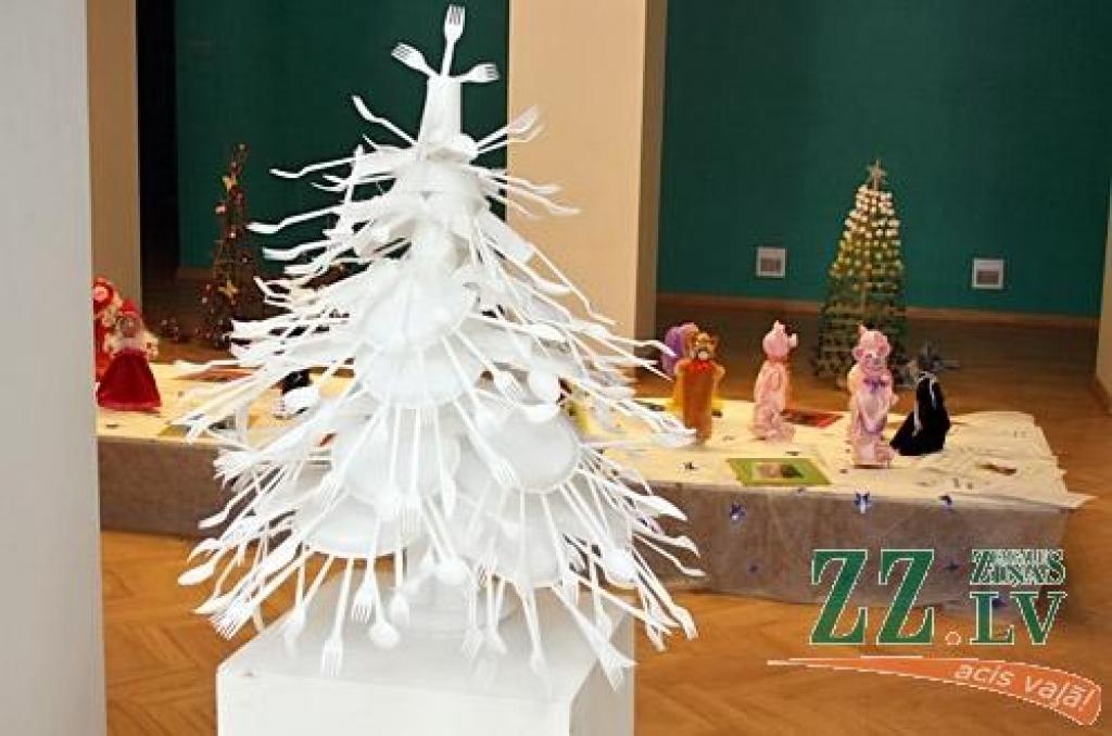 Noslēgusies akcija «Alternatīvā Ziemassvētku eglīte», kurā par uzvarētājām atzītas sešu autoru kolektīvu septiņas no dažādiem materiāliem veidotas skaistules. Svētku laikā tās var aplūkot Jelgavas kultūras namā, kur apskatei izliktas arī...