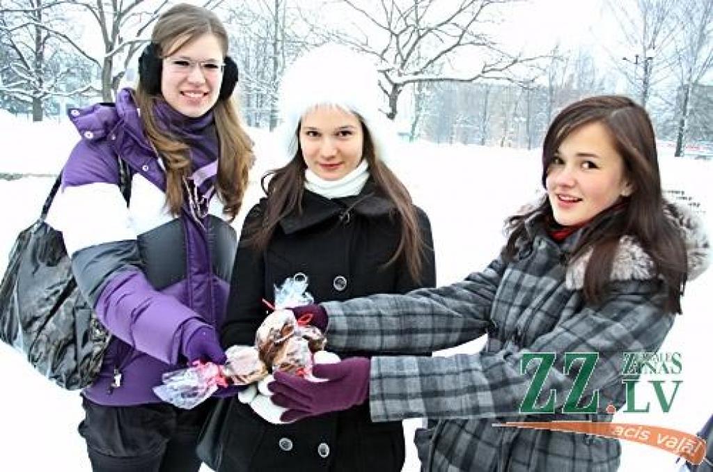 Lai svētkos iepriecinātu vecos un vientuļos cilvēkus, maznodrošinātos un bez pajumtes palikušos, Jelgavas Valsts ģimnāzijas audzēkņi vakar devās ielās un dāvāja cilvēkiem pašu ceptas piparkūkas. Tā bija daļa no pasākumu kopuma «Ne tikai...