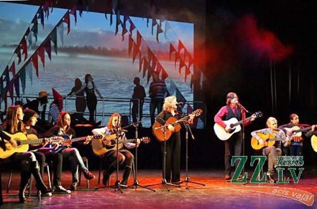 Ziemassvētkus gaidot, aktīvu koncertdarbību izvērsuši Bērnu un jauniešu centra «Junda» audzēkņi. Pirms dažām dienām ar plašu programmu iepazīstināja tautas deju kolektīvi, 21.decembra vakarā Jelgavas kultūras nama skatuvi piepildīja...