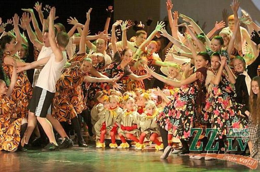 Šodien pulksten 16 un 18 Jelgavas kultūras namā interesantu un drosmīgu mūsdienu deju uzvedumu skatītājiem parādīja bērnu un jauniešu deju kolektīvs «Vēja zirdziņš». «Randiņš Belevilā» – tā sauc jauno horeogrāfisko iestudējumu, kura sižets...