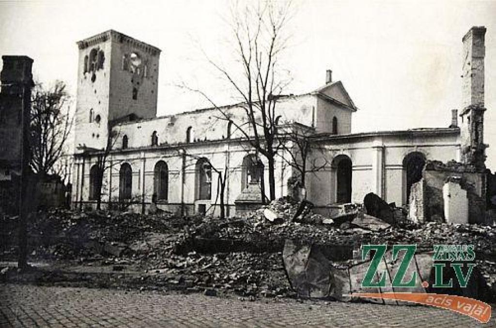 Šo attēlu un aprakstu sēriju, kurā atainojām pirmskara Jelgavas skatus mūsdienās, noslēdzam ar pašu jaunāko no vecajiem attēliem, kurš, iespējams, tapis ap 1944.gadu. Tajā redzam izpostītās, bet ne pilnībā sagrautās Sv.Trīsvienības...