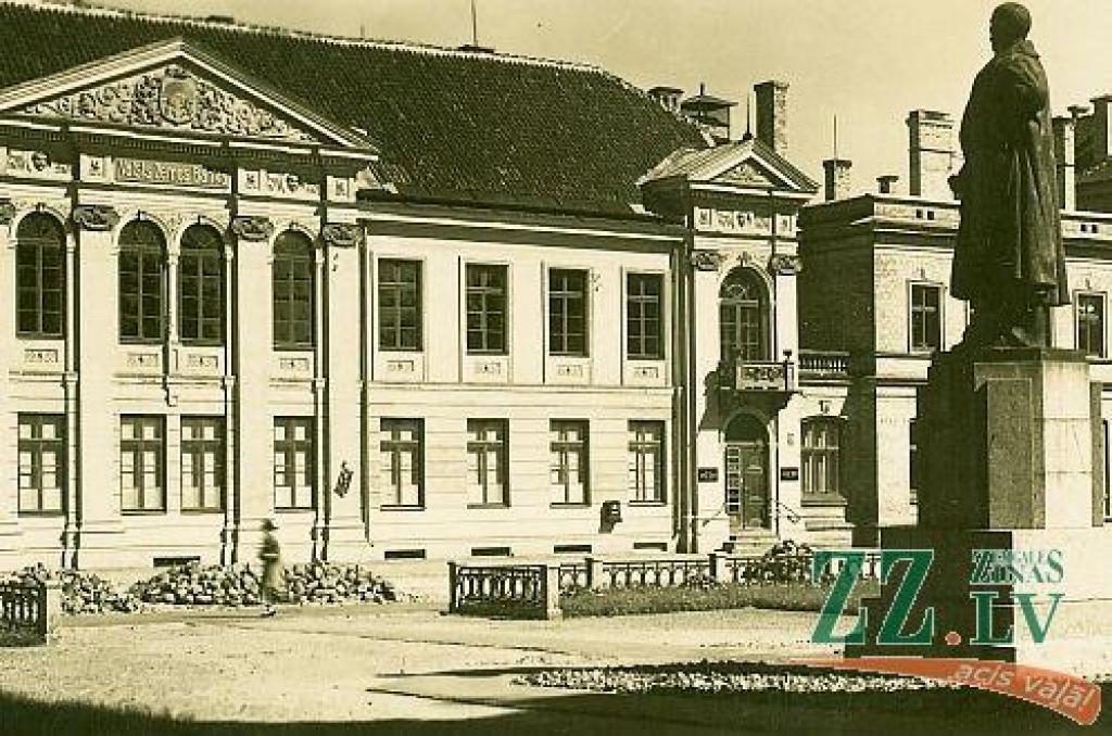 Vecajā attēlā redzamā ēka pirms kara atradās tieši pretī tagadējam muzejam jeb Pētera Akadēmijai - pāri Akadēmijas (agrāk - Palejas) ielai. Tagad tās vietā atrodas apstādījumi LLU Meža fakultātes ēkas priekšā.

Vecās ēkas uzbūvēšanas laiks...