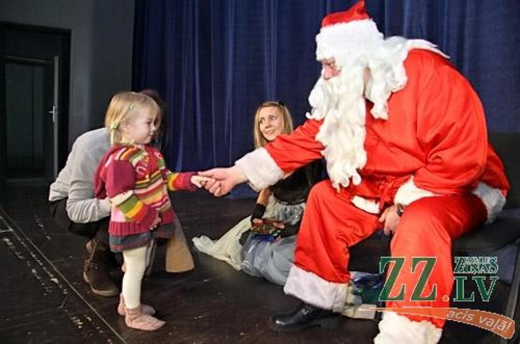 Teju četri tūkstoši pilsētas piecus un sešus gadus vecie bērni, jaunāko klašu skolēni un visu speciālo skolu audzēkņi no Jelgavas pašvaldības dāvanā saņēmuši Ādolfa Alunāna teātra izrādi «Mazā Raganiņa». Tajā piedalās arī Alunāna teātra un...