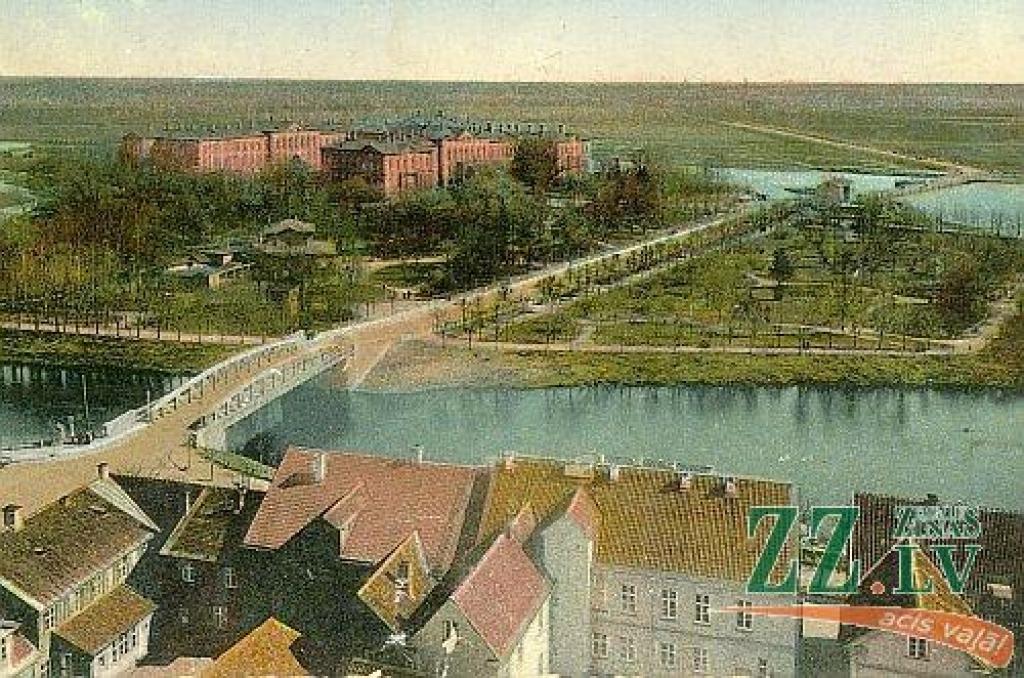 Šoreiz vecajā attēlā redzam vietas, kuras jau aprakstītas. Šī ir viena no visvecākajām Jelgavas fotokartītēm, par ko liecina koki Jelgavas (Mītavas) pils parkā. Izņemot veco dārzu ap pili, pārējo parka daļu klāj nesen stādīti kociņi....