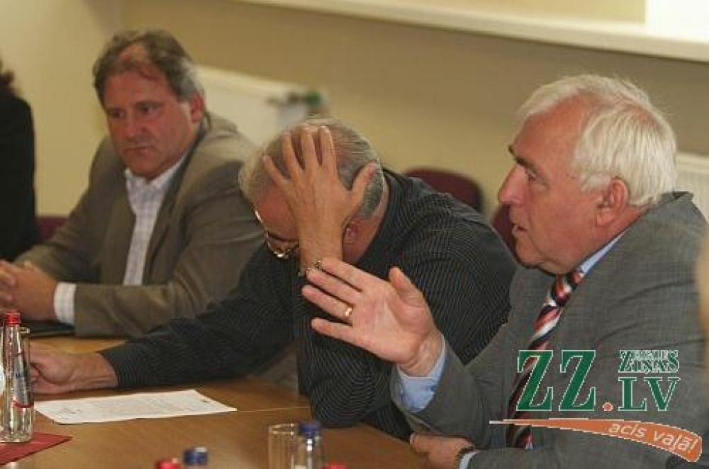 NĪP valdes loceklis Juris Vidžis (no kreisās), Jelgavas Domes priekšsēdētājs Andris Rāviņš un viņa vietnieks Vilis Ļevčenoks.
Autors: Agris Samcovs