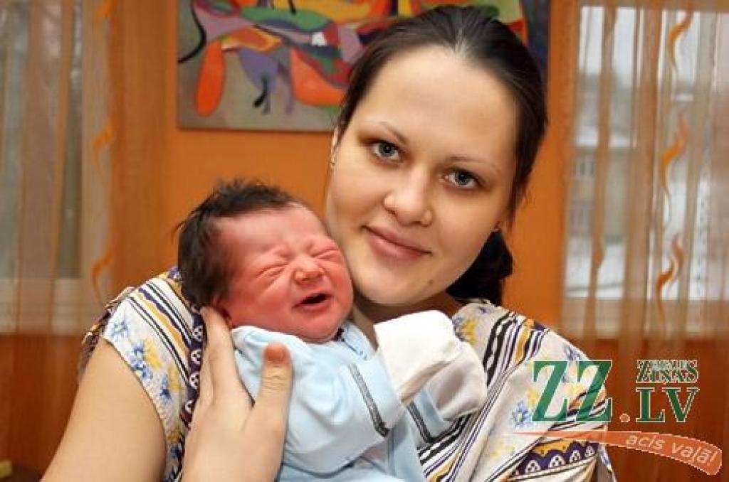 Katrīnas Goževicas un Ģirta Siliņa dēliņš par savu dzimšanas dienu izraudzījās 11.janvāri, kad pulksten 11.34 nāca pasaulē 4250 gramu smags un 56 centimetrus garš. Savu pirmdzimto vecāki izlēmuši saukt par Gerhardu – tāds esot arī baznīcā dotais puisēna tēta otrais vārds. Ģimene dzīvos Bauskas novada Skaistkalnē.
Autors: Agris Samcovs