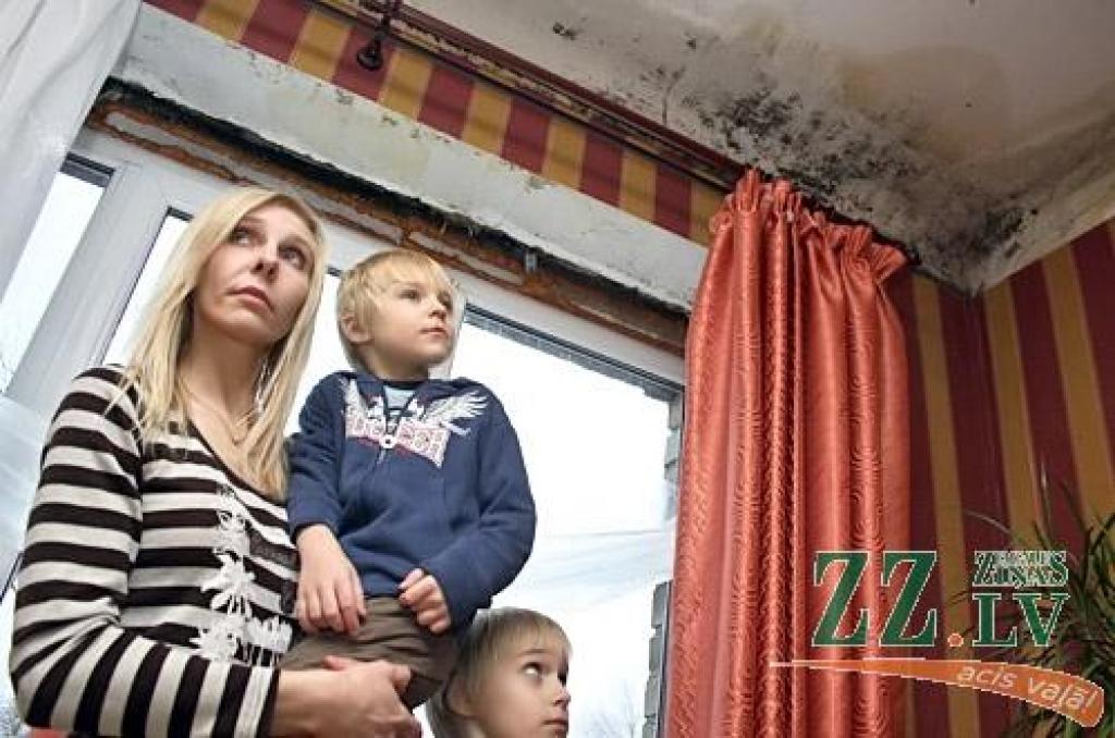 Ūdens notecējumi ir vismaz desmit piektā stāva dzīvokļos Pētera ielas 9.namā.
Autors: Agris Samcovs