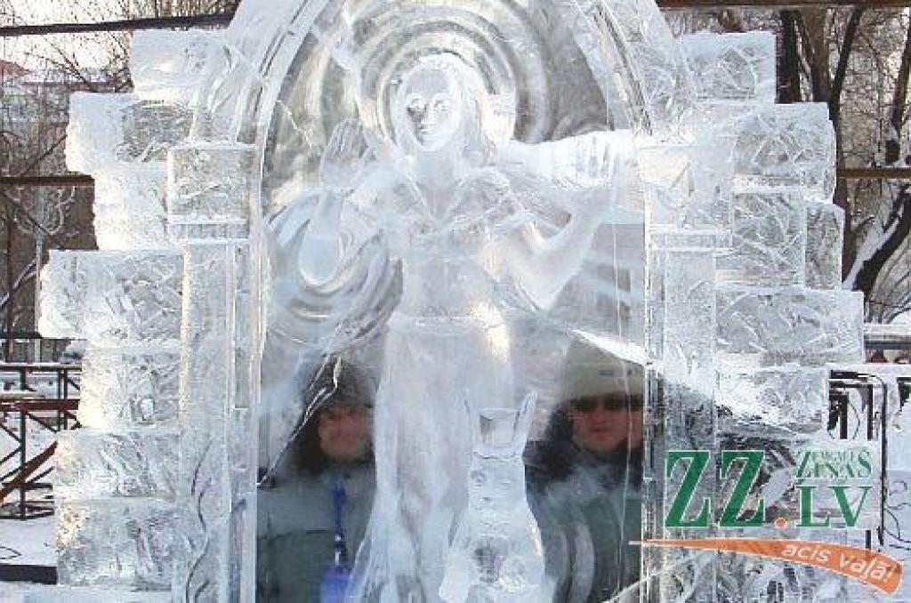 Skulptūras autori aiz skulptūras «Alise brīnumzemē», Kārlis Īle pa kreisi, Mintauts Buškevics pa labi.
Autors: no dalībnieku arhīva
