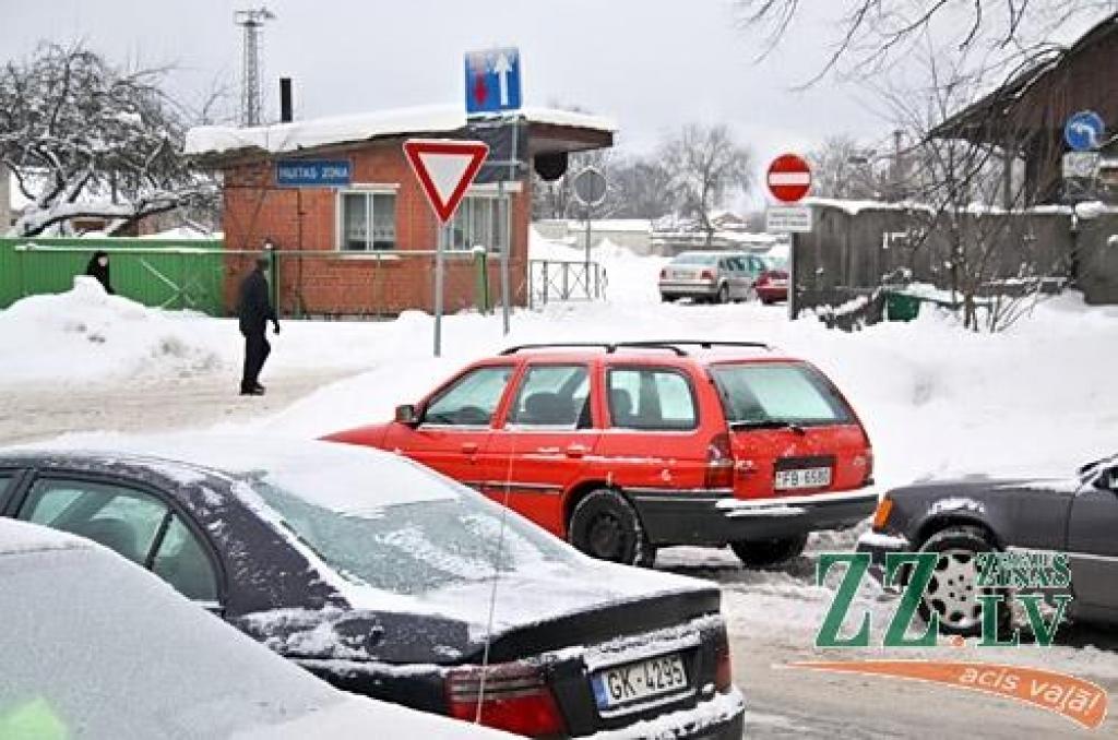 Lai gan gadiem risināta, aizvien iebuksējusi iecere ļaut mašīnas likt muitas stāvlaukumā.
Autors: Agris Samcovs