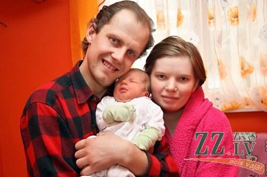 4.janvāra pirmajā pusstundā ar dēlu bagātāki kļuva Kristīnes un Andra Dalinkēviču ģimene no Elejas. Četrus gadus vecās māsiņas Lauras brālītis Emīls piedzima 3800 gramu smags un 54 centimetrus garš. «Sākumā bija vārds, tikai tad pats dēliņš,» smej tētis, audzinot apņemdamies pierādīt, ka ne visi Emīli ir palaidņi.
Autors: Agris Samcovs