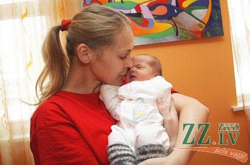 Pirmā janvāra rītā pulksten 6.54 pasaulē nāca jelgavnieku Elīnas Šneidares un Jura Nudiņa pirmdzimtā meitiņa Alise.
Autors: Agris Samcovs