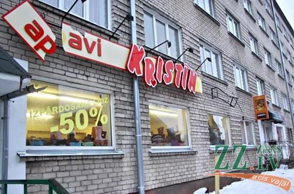 Pirmdien «Ziņas» konstatēja, ka dažuviet Jelgavā no jumtiem krītošais ledus sadauzījis veikalu un uzņēmumu izkārtnes.