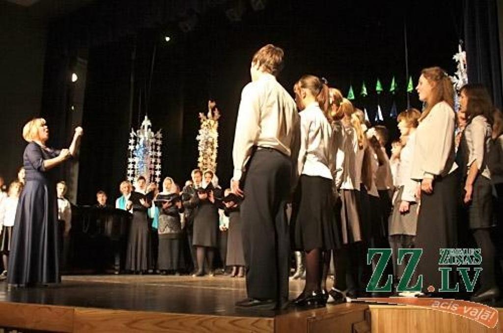 Sestdien atsaucīgu klausītāju pilnu kultūras nama Lielo zāli pulcēja pareizticīgo Ziemassvētkiem veltīts koncerts. «Nemaz necenšamies, lai mūsu pasākuma laiks burtiski sakristu ar pašiem svētkiem,» skaidroja koncerta režisore (jau piekto...