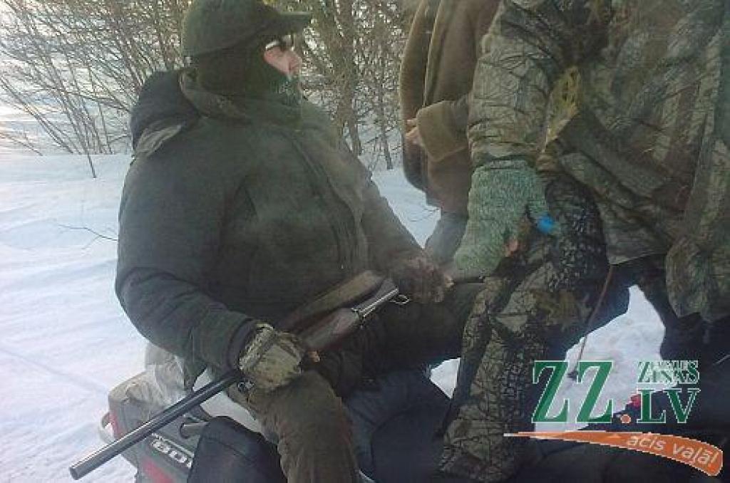 Ropažu mežzinis Jānis Ozoliņš ar ieroci sēž uz sniega motocikla ceturtdienas vakarā Platones pagastā.
Autors: Aculiecinieka foto