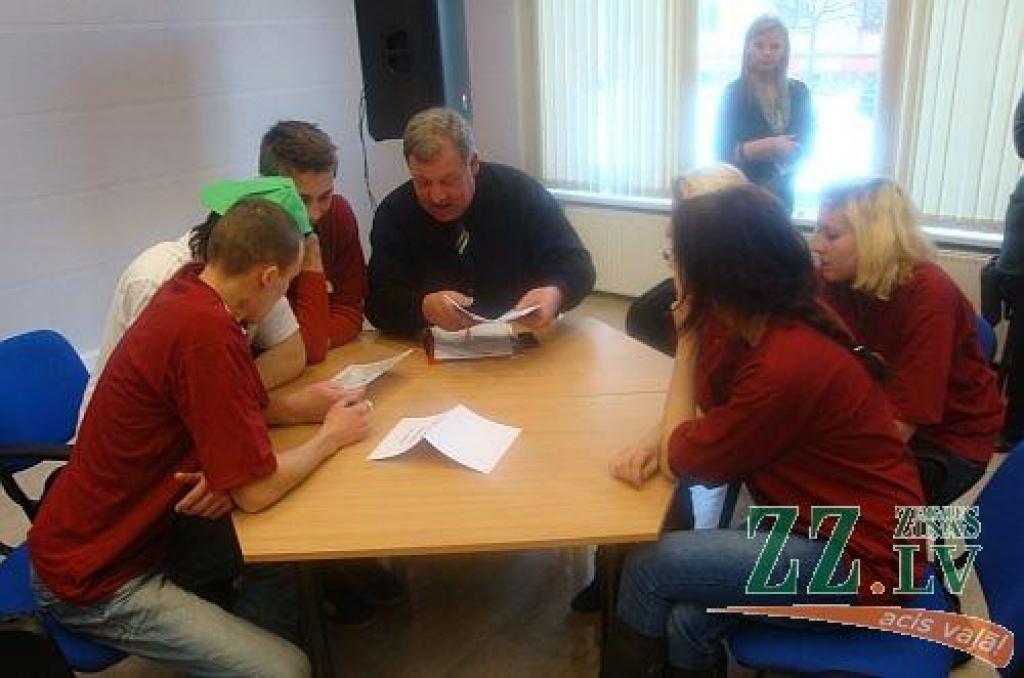 Autors: no Jelgavas Vakara (maiņu) vidusskolas arhīva