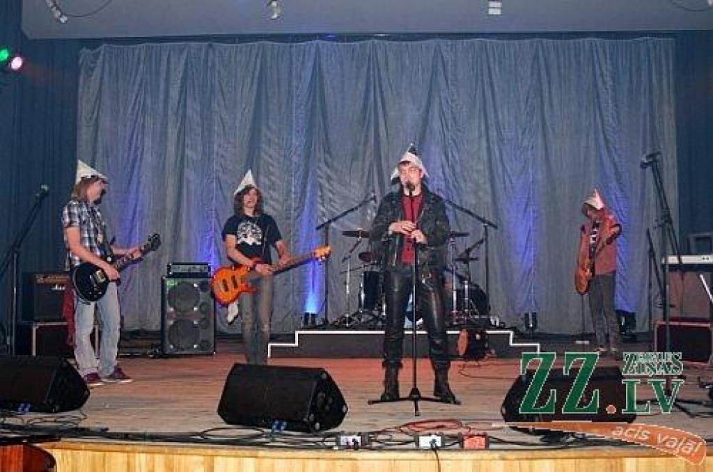 Labākais izpildītājs uz apvienotās skatuves «Kilo-Decibels» - grupa «Caurvējš», kas izpildīja «Līvu» dziesmas «Dzejnieks» un «Rudens vēju muzikants».
Autors: Andis Everts, LLU