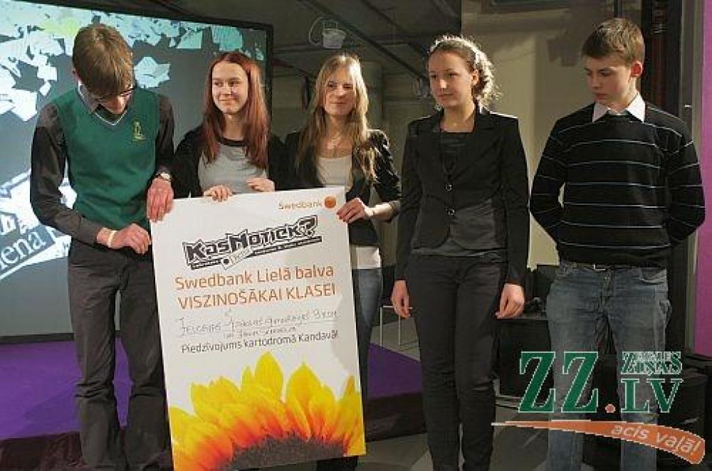 Spīdolas ģimnāzijas 9.kom klase apbalvota par panākumiem konkursā «Kas notiek?».
Autors: Raitis Puriņš, «Dienas mediji»