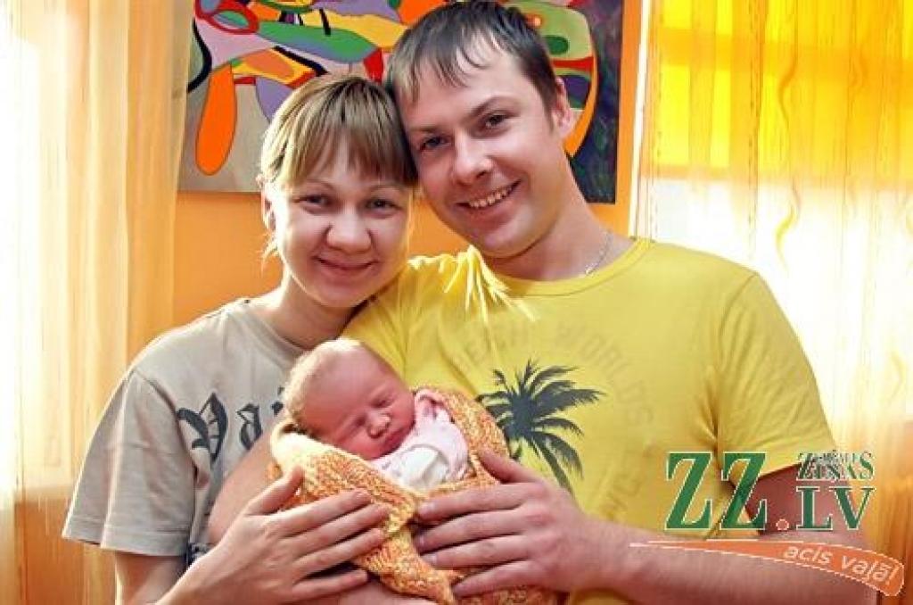 Par jaukas meitenītes vecākiem 22.februārī kļuva Dana un Zigmārs Tropi. Pulksten 16.40 viņu Marta nāca pasaulē 2700 gramu smaga un 49 centimetrus gara. Jaunā ģimene ir no Rīgas, Jelgavas slimnīcu viņiem ieteikuši paziņas. «Atbraucām ekskursijā, un šī  nodaļa mūs «uzrunāja», tāpēc arī te esam. Un mums ļoti patīk,» stāsta jaunie vecāki. Marta ir pirmdzimtais mazulis ģimenē.
Autors: Agris Samcovs