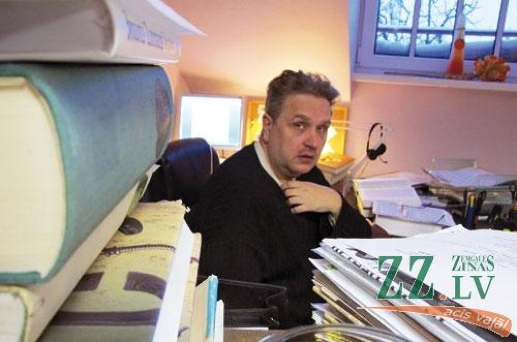 Rakstot nākamo grāmatu par teātra vēsturi.
Autors: no personiskā albuma