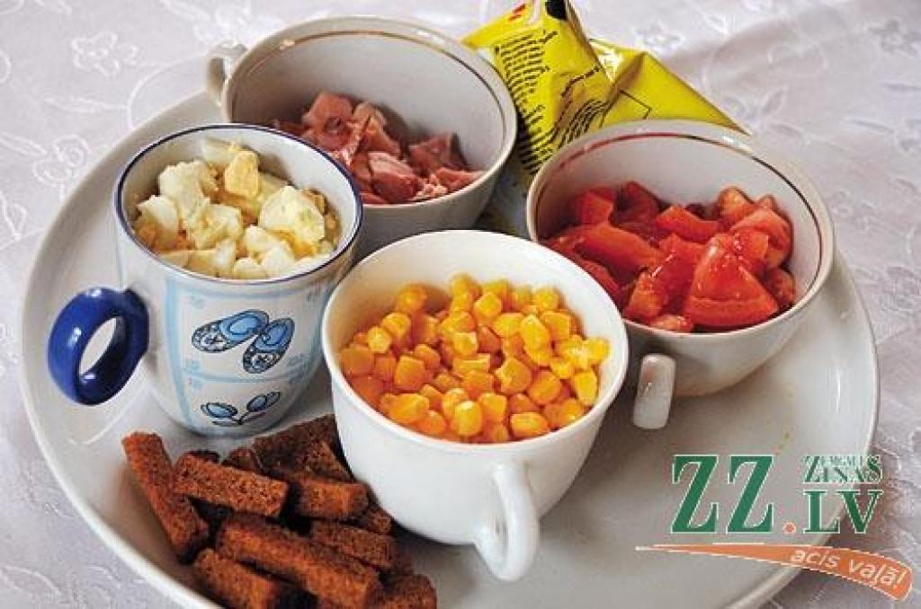 Grauzdiņu salātu galvenā sastāvdaļa – rupjmaizes grauzdiņi ar ķiplokiem. Tos var nopirkt veikalā vai pagatavot pats. Vēl būs nepieciešams vistas stilbiņš, 3 vārītas olas, 2 tomāti, 5 ēdamkarotes kukurūzas, 250 gramu (paciņa) majonēzes. Katra sastāvdaļa nepieciešama tik lielā daudzumā, lai ar to varētu noklāt vienu kārtu. 
Autors: Dainis Ģelzis