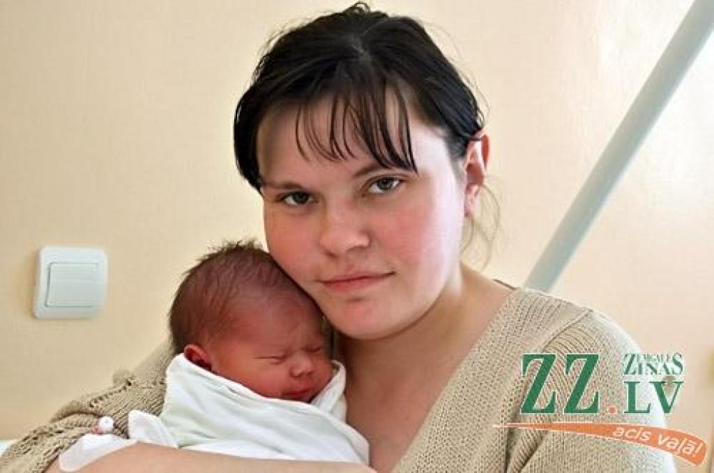 Svetlana Tereša un Konstantīns Kuzņecovs no Platones 15.februāra naktī sagaidīja savu 50 centimetru garo un 2950 gramu smago dēliņu. Ģimenē viņš ir astotais bērns. Mazajam puisēnam ir piecas māsas – Monika, Kristīna, Anastasija, Aleksandra un Vladislava –, kā arī divi brāļi – Ņikita un Konstantīns. Māmiņa teic, ka tētim darbs esot un lieli palīgi būšot lielākie bērni. Pastarītim vārds vēl nav izdomāts.
Autors: Agris Samcovs