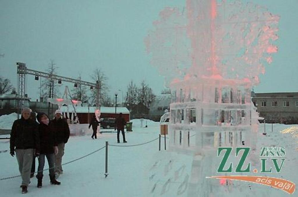 Sanda Kondrāta un Krista Zariņa «Latvieša stāsts» (priekšplānā) atklājas, to vērīgāk aplūkojot no dažādiem skatpunktiem.
Autors: Maira Dudareva