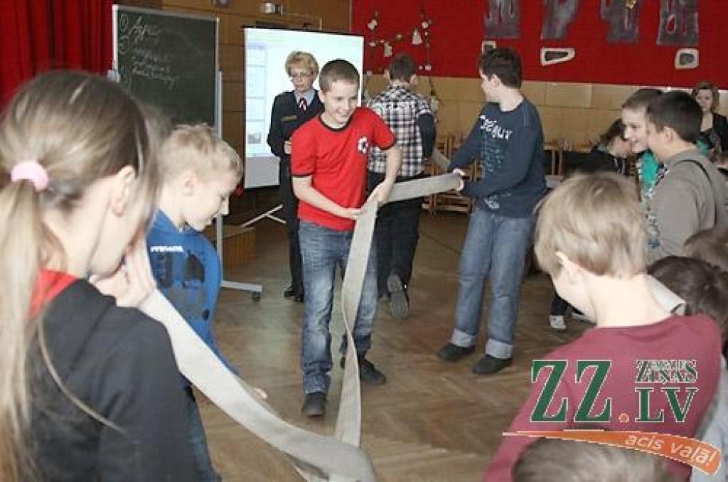 Turēt rokās ugunsdzēsēju ekipējumu ir pavisam kas cits nekā to redzēt bildēs, atzīst Jelgavas 5.vidusskolas audzēkņi. Ar lielu interesi viņi noklausījās VUGD darbinieka lekciju par ugunsdrošību un atbildēja uz jautājumiem.
Autors: Maira Dudareva