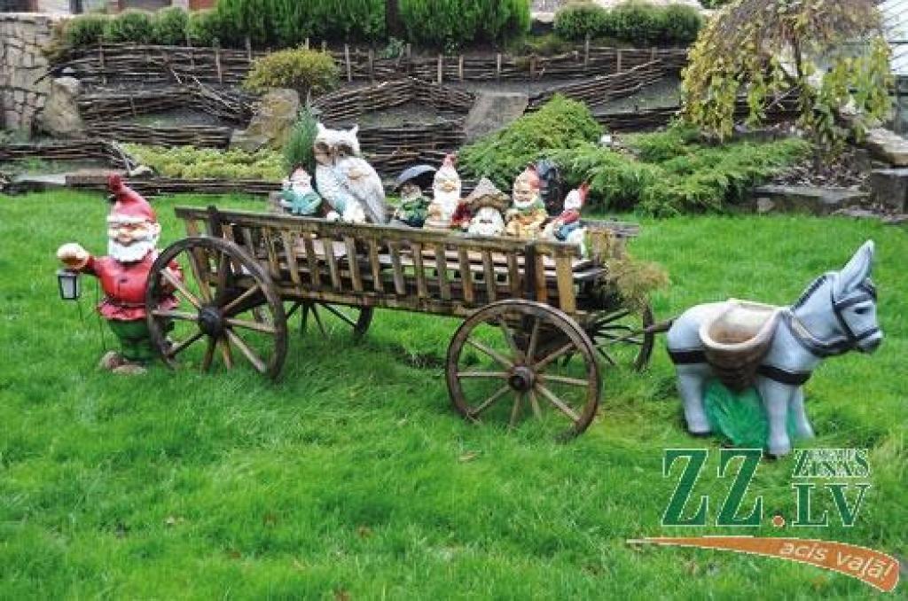 Paslēpties no garāmgājēju acīm ļauj no zemes uzbēruma un lazdu klūgu pinuma veidots aizsargvalnis – robeža starp pirts priekšu un dārzu. Vasarā uz uzbēruma tiek sastādītas puķes. Dārza figūras, kas mēdz arī pārvietoties, piesaista mājai pretējā bērnudārza mazuļu skatienus. 
Autors: Dainis Ģelzis