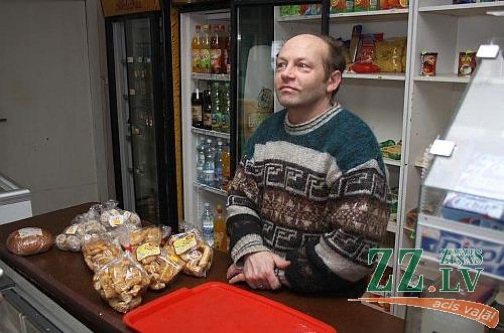 «Smagi iet. Beidzamos četros gados ieņēmumi stipri samazinājušies,» stāvēdams pie veikala letes Kalnrozēs, saka uzņēmējs Igors Sivko.
Autors: Agris Samcovs
